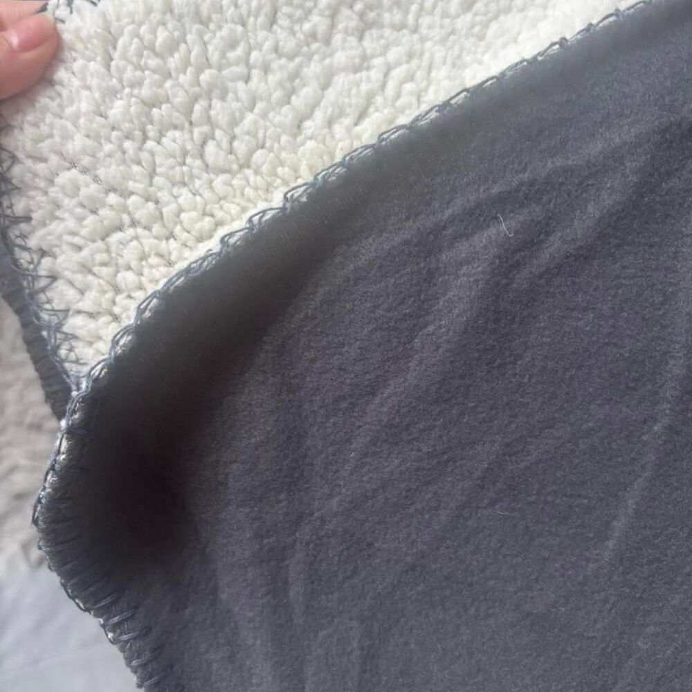 Gray blanket - Picture 2 of 3